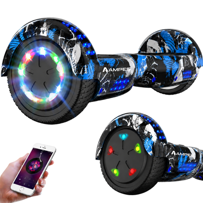 Hoverboard 6,5 pollici Graffiti Blu – vista di tre quarti con ruote LED, dettaglio della ruota e smartphone con app musicale